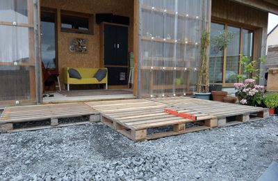 Terrasse palettes et planches sapin