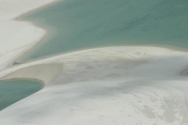 Le Parque Nacional dos Lençóis Maranhense couvre 155.000 hectares de plages, de lacs et de dunes.
Etiré sur 140km de côtes entre et Primera Cruz, à l'ouest de Barreirinhas, un étrange paysage de dunes mouvantes a créé un écosystème unique et fragile.
Les sables s'étendent jusqu'à 50km vers l'intérieur, et progressent par endroits de 200m chaque année.
Balayées par les vents, des crêtes hautes de 50m se structurent en relief perpétuellement changeant.