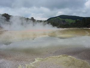 Des lacs de toutes les couleurs. A savoir que plus le lac est vert, plus l'eau est chargé en Arsenic. Autant vous dire que le bain du diable porte bien son nom.