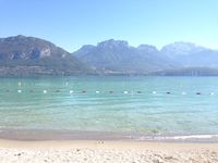 Le lac d'Annecy et la plage de Sevrier