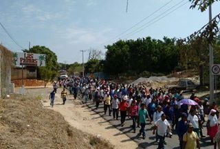 Bloquean campesinos defraudados por Cooperativas fantasmas en Ayutla