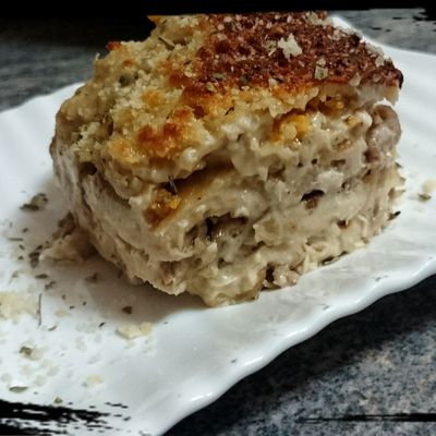 Pastel salado de tortitas con carne y masa de croquetas 