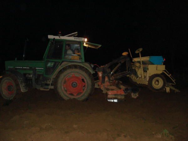 travail nocturne avec les fendt de la ferme