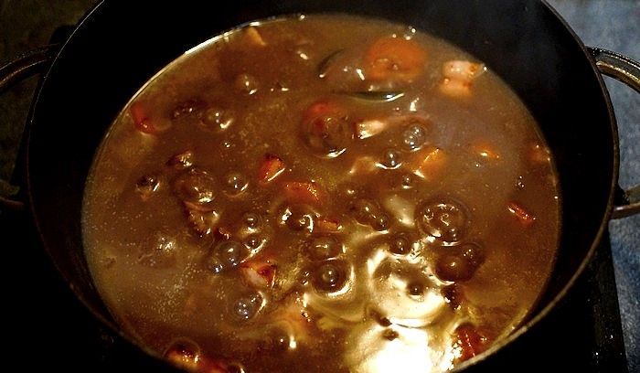Cuisson du boeuf bourguignon à la cocotte en fonte.