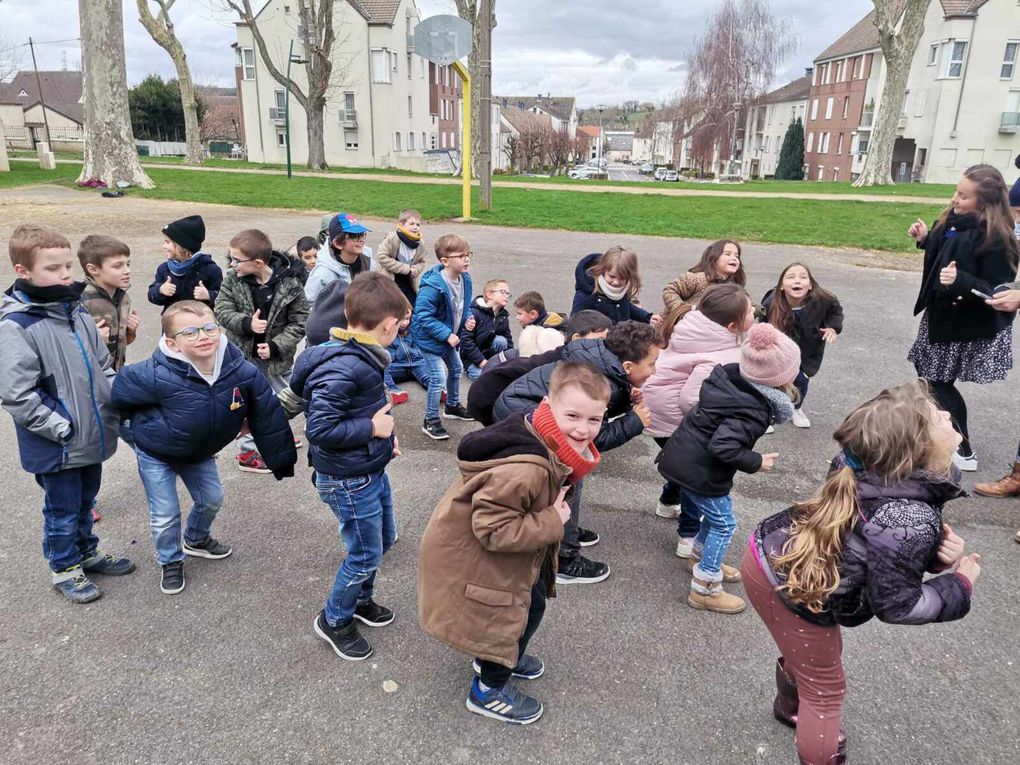 Au programme pour ces vacances: découverte d'Elmer l'éléphant, histoires de loup, activités sur le thème des couleurs, ateliers créatifs, jeu de piste avec passage au musée France 40, Initiation à la sophrologie avec Line qui nous apprend à nous détendre, à nous relaxer et respirer, balades et chasse au trésor, jeux sportifs et athlétisme avec l'Esfra et les vacances d'hiver de la ville, cinéma avec 2 films un pour les plus petits et un pour les grands, , bricolage et cuisine … le tout avec les copains et des animateurs qui nous emmènent à l'aventure. Vive les vacances.