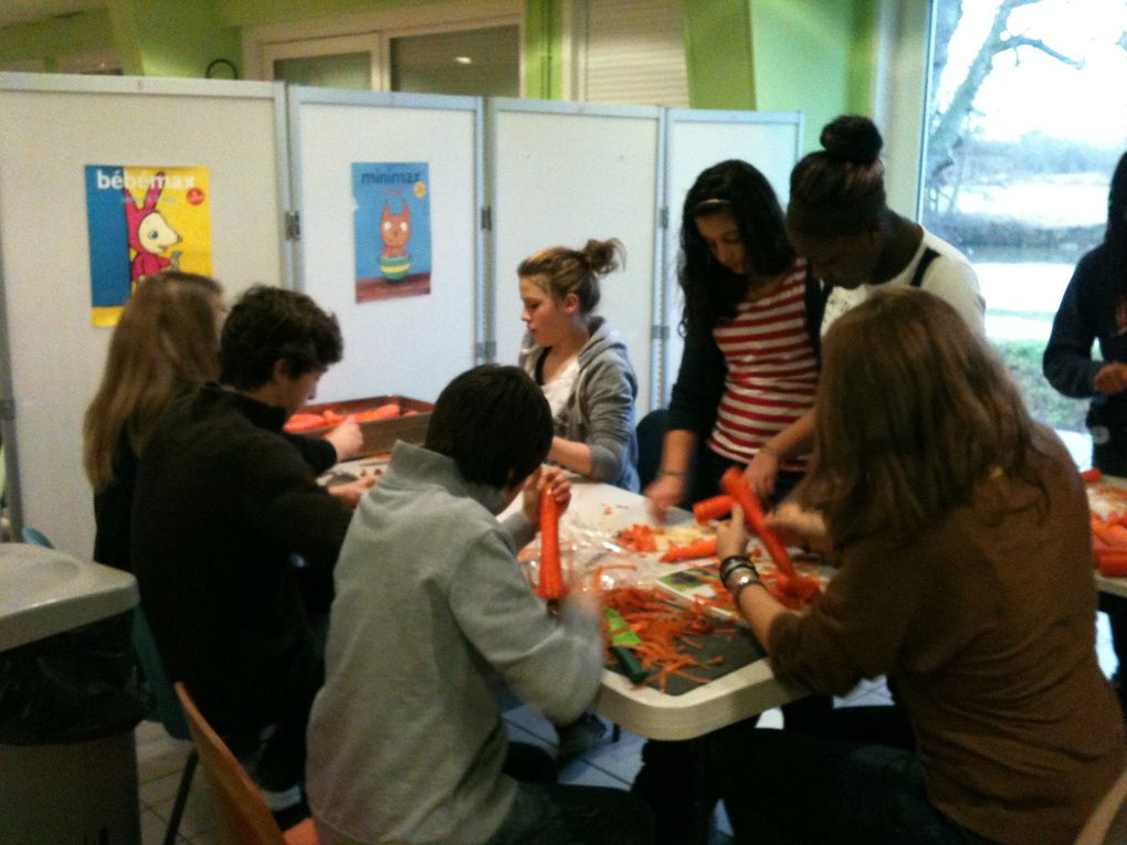 Organisation de la soirée couscous, atelier pâtisseries, tournoi de foot en salle... des vacances à la fois sportives et "enrichissantes" :)