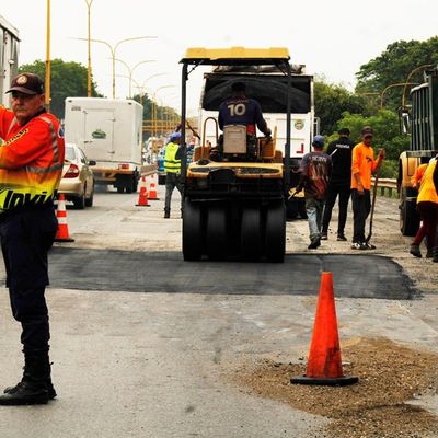  Con aplicación de más de 140 toneladas de asfalto avanza rehabilitación de la Autopista del Sur en Carabobo 