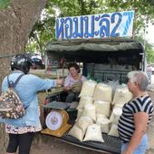 Vente de riz en bord de route - Scène de la vie quotidienne (19-05) - Noy et Gilbert en Thaïlande