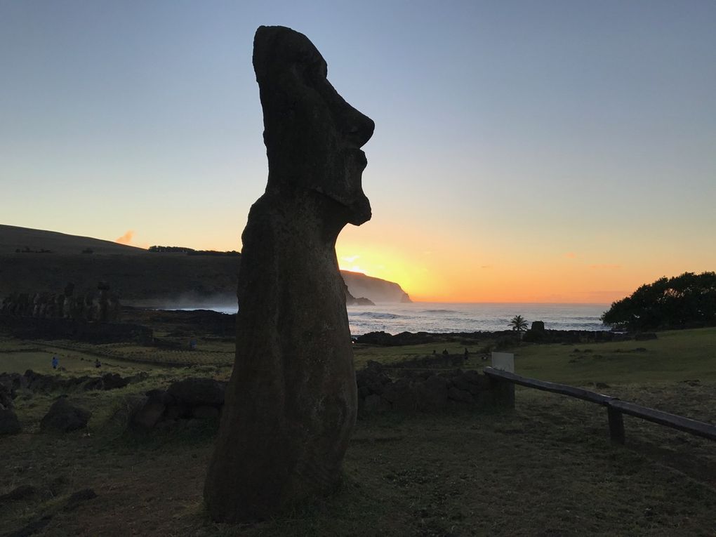 Lever du soleil sur le Ahu Tongariki.