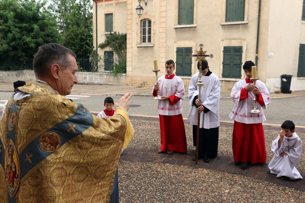 Messe solennelle de l'Assomption. Verre de l'amitié offert par Alan et Cyrielle pour fêter le Baptême de Elya.