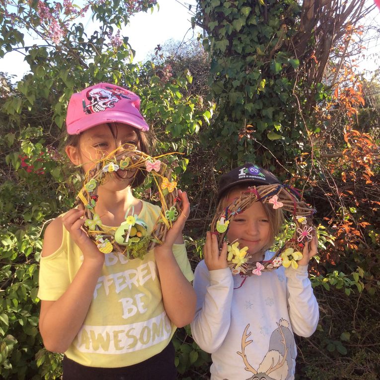 Pâques :  couronne tressé en vigne vierge et décoré 