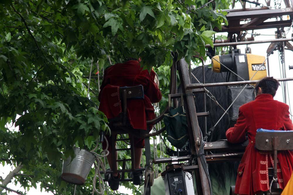 La petite géante du Titanic et le scaphandrier - Nantes 2009 Royal de Luxe - Journee 2 
