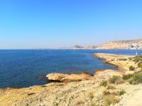 En poursuivant le long du littoral