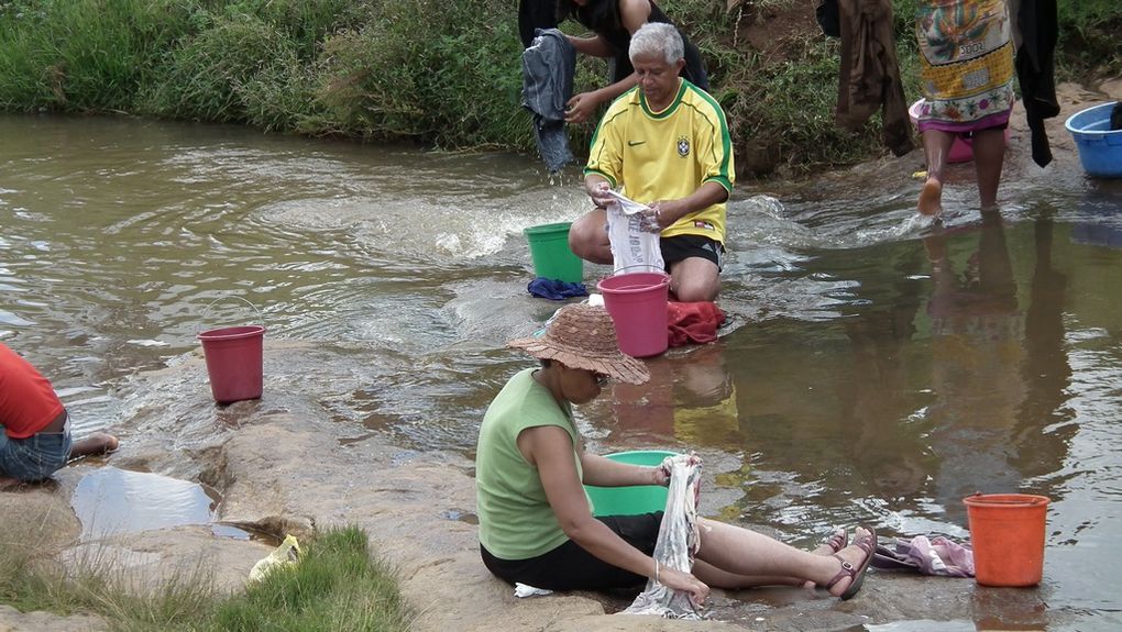 Ampasimbe RN2. Chez les Malgaches, il est de coutume, dans la semaine après le décès d'un proche, de laver le linge (habits, linge de maison). Photos : Jeannot Ramambazafy