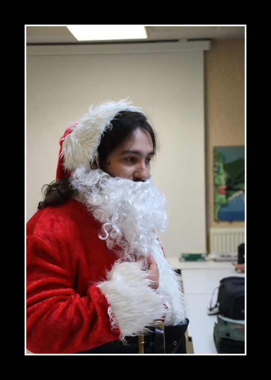 Notre bon Petit Papa Noël en tournée d'inspection face aux élèves du cours d'initiation de Francis M. ! (Photos Romain G.)