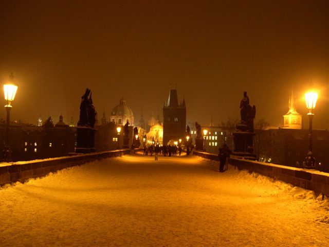 le chateau de Prague, la cathédrale St Guy, la basilique St Georges, la tour poudrière le pont St Charles et les tours du pont de Mala Strana petit coté et de la vielle ville,la place de la vielle vielle ainsi que l'horloge astronomique de l'hôte