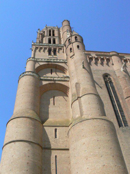 Albi la Rouge porte bien son nom. Avec la presque totalité de ses bâtiments construits en briques rouges c'est une ville magnifique dotée d'un passé extraordinaire. A ne pas manquer !