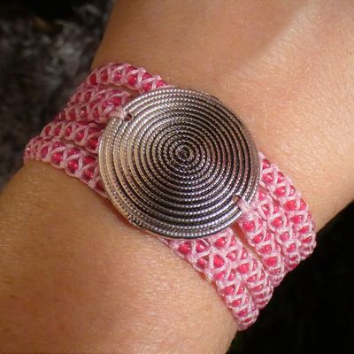 bracelet manchette macramé perlé rose