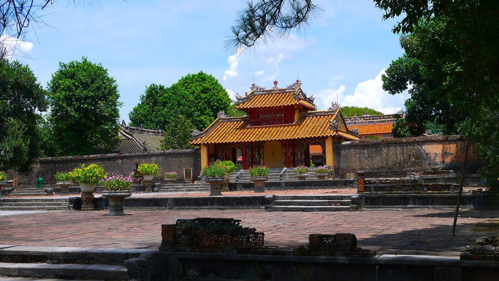 Nous avons un bateau pour « du lich » pour une petite balade d’environ une heure sur la rivière des parfums.  Nous débarquons visiter la fameuse pagode de la Dame Céleste (pagode de Thien Mu). Le car nous emmène visiter le mausolée de l’empereur de Minh Mang. Nous visitons la Citadelle et la Cité Impériale, un ensemble architectural est le reflet de la vie impériale d’autrefois. Thinh  nous attend à la gare de Huê pour le train de nuit à la destination à Hanoi. Nous quittons Huê vers 17h. Arrivée prévue à Hanoi : 5h du matin.