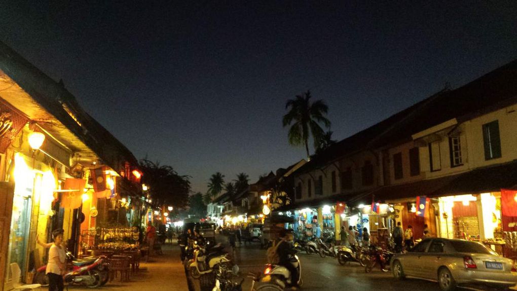 La rue lumineuse et le marché de nuit !