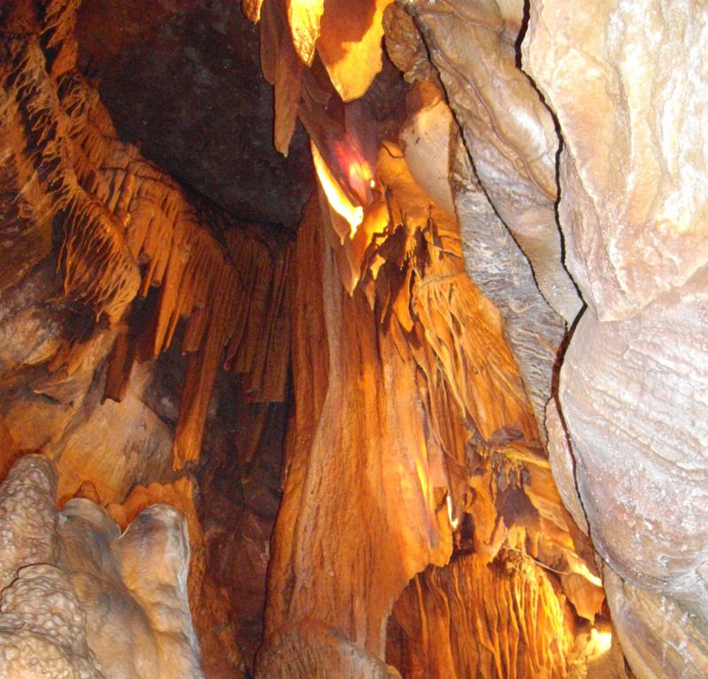 Grotte touristique aménagée au public, pas besoin de faire de la spéléo pour la visiter....Conseiller a tous les passionnés de milieu soutérain...c'est une ptite merveilles.....