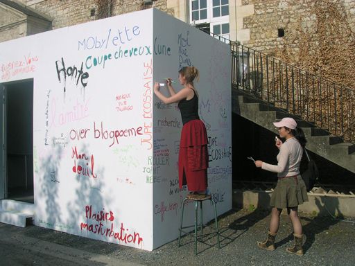 <P><FONT color=#000080>Ici les personnes sont invitées à rentrer dans l'ALGECO, là où se trouve la table avec tous les mots clés (imprimés sur papier) qui ont été tapés par des internautes dans des moteurs de recherche, et qui les ont mené vers le blog "Souviens-moi".</FONT></P>
<P><FONT color=#000080>À eux de choisir un ou plusieurs papiers et d'en écrire le contenu avec l'outil de leur choix à l'extérieur de l'ALGECO.</FONT></P>