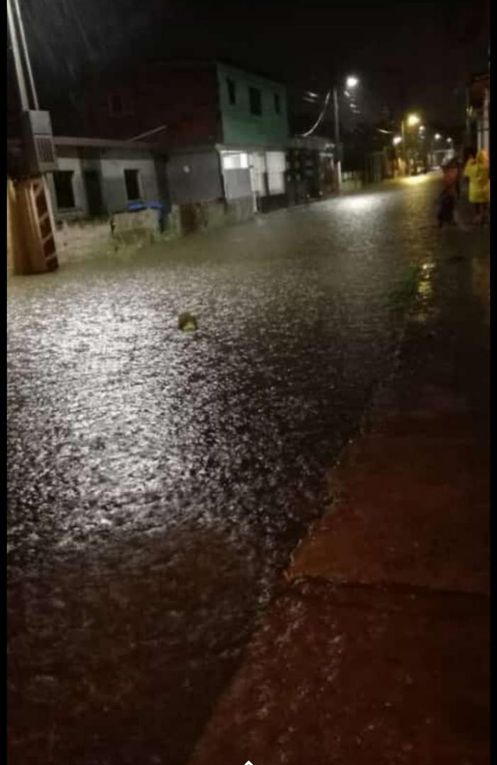 Sectores como el barrio El Milagro y el casco central afectados por las lluvias