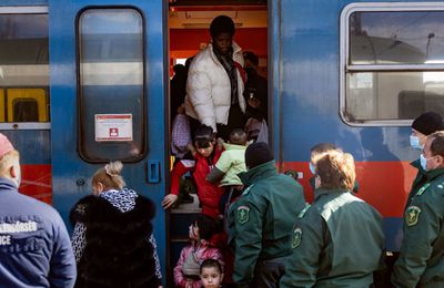 Des migrants noirs seraient maltraités en Ukraine et empêchés de quitter le pays. Ils seraient également refoulés de Pologne