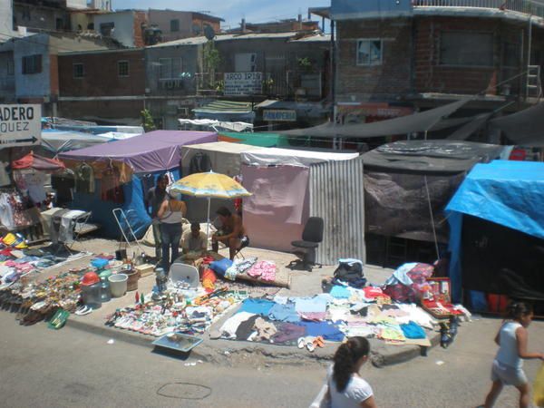 Buenos Aires : un peu Paris, un peu l'Italie, le tout dans la lumière, l'effervescence et la démesure sudaméricaines. De San Telmo à La Boca, de Puerto Madero à La Recoleta... sur un rythme de "dos por cuatro", "La Reina de la Plata" offre sa po