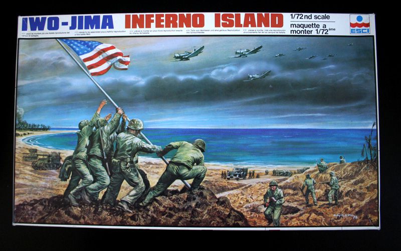 Esci Diorama Battle set.
contenu : Soldats Us (Iwo-jima - pose du drapeau) et soldats japonais • Camions WC/51 • Char US M12 • Accessoires de diorama
• Champ de bataille