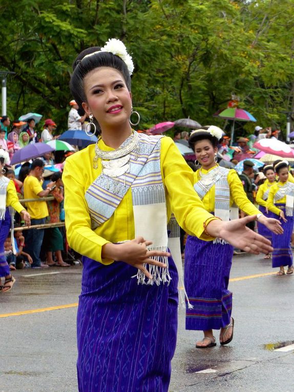 Le Festival des Bougies à Ubon Ratchathani (3) - La grande parade
