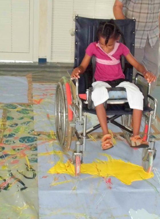 Premier essai, émouvant, de peinture au fauteuil roulant