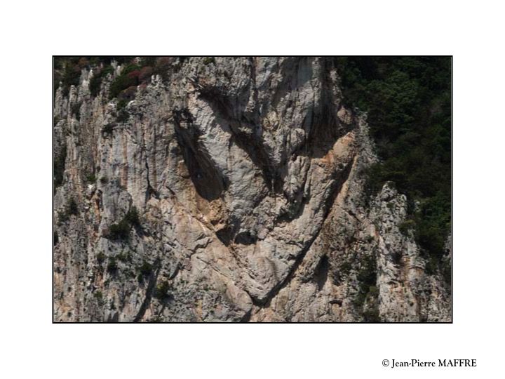 Quelle a été la réaction de nos ancêtres de l’antiquité face à cette profusion de formes humaines dans des rochers qui n’ont probablement pas changés depuis.