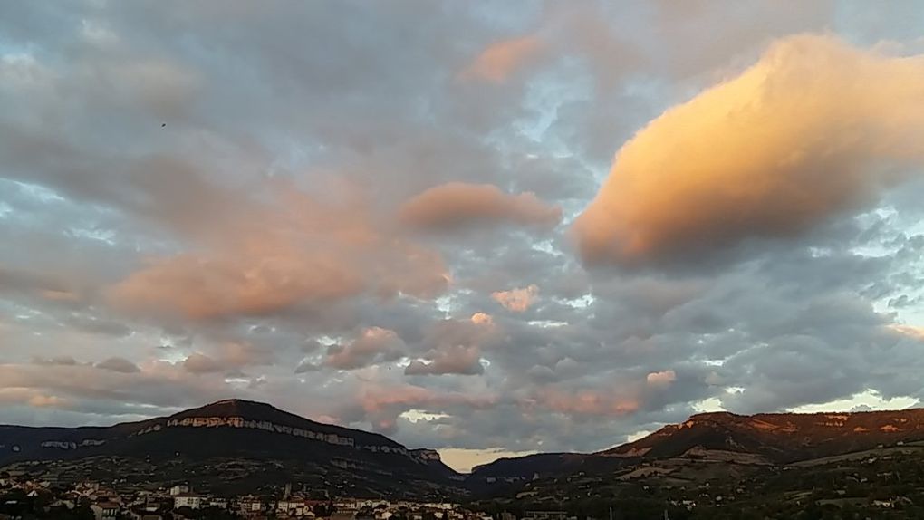 Ciel au coucher sur Rayssac et Millau