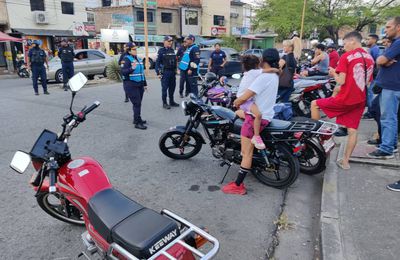 Policía de Carabobo realiza operativo de concientización a motorizados en sector Bella Florida de Valencia