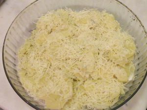 Puis avec une écumoire déposer les pommes de terre dans un plat allant au four et alterner de couches de fromage rapé... 