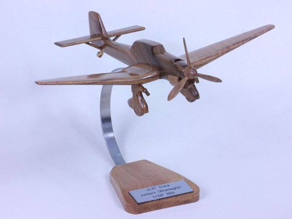 Junkers JU87 Stuka (Allemagne, échelle : 1/50°, bois : noyer)