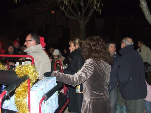 Vendredi 14 Décembre 2008
Le Père Noël nous a fait la surprise de venir accompagné de la Mère Noël et en caleche.