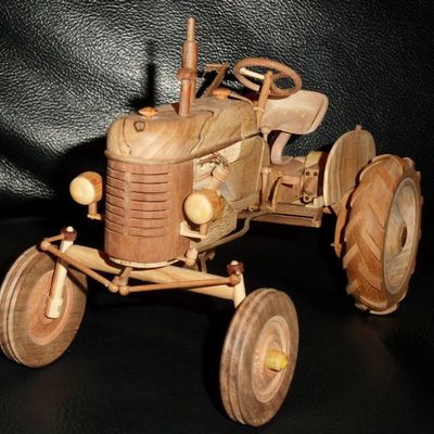 TRACTEUR ANCIEN EN BOIS