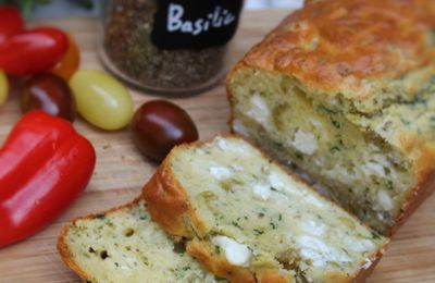 Cake aux olives, herbes aromatiques et à la feta