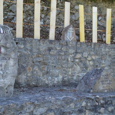 Le Monument Du Camp Caillet à Mirmande (Drôme 26185)