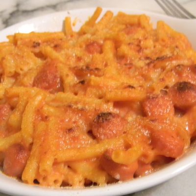 Gratin de pâtes aux tomates et saucisses de volaille 