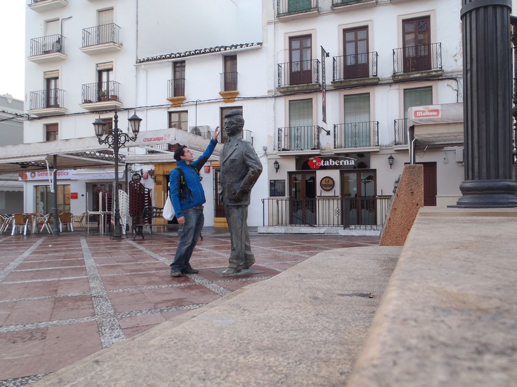 Ronda, capital de la Torromaquía española. ville perchée entre deux rochers séparés par une petite rivière à l'eau bleue turquoise... ça fait quand même réver, merci Yurah de m'en avoir parlé. pour cette étape pas de stop, la route qui y mène se transforme aussi en chemin,piste de temps en temps, et je n'ai pas vu une voiture y aller de tout le voyage en train. L'auberge où je dors est vide, je suis seul avec le couple qui l'entretient,ça va ils sont vraiment cools, et moniteurs de sports natures donc on s'entend bien. La ville est magnifique, mais c'est du romantique à l'état pur, c'est la première fois que je me fais chier! Après avoir fait a peu près 9h de marche à travers toutes ses petites ruelles, visité la plupart des batiments, je me dis qu'il est quand même temps de changer un peu d'air. Merci à Thiago, le type de l'auberge qui m'a parlé de ma prochaine étape, qui est selon lui le plus beau coin des alentours : Setenil...