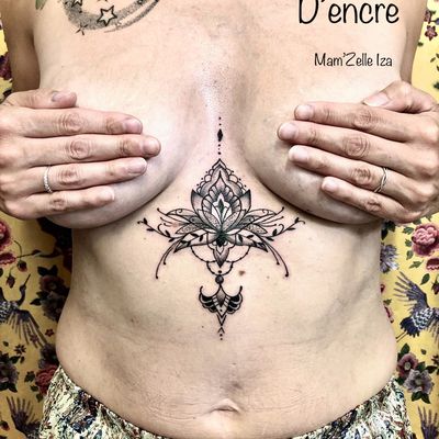 Tatouage lotus underboobs.