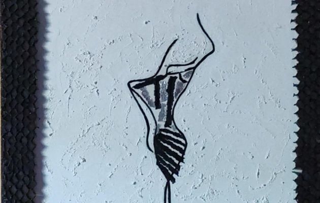 La femme en papier, Technique mixte sur bois, Année 2023, 65cm par 54 cm,Frederique Gouzien, artiste peintre plasticienne etrange,mont de marsan,les landes,france
