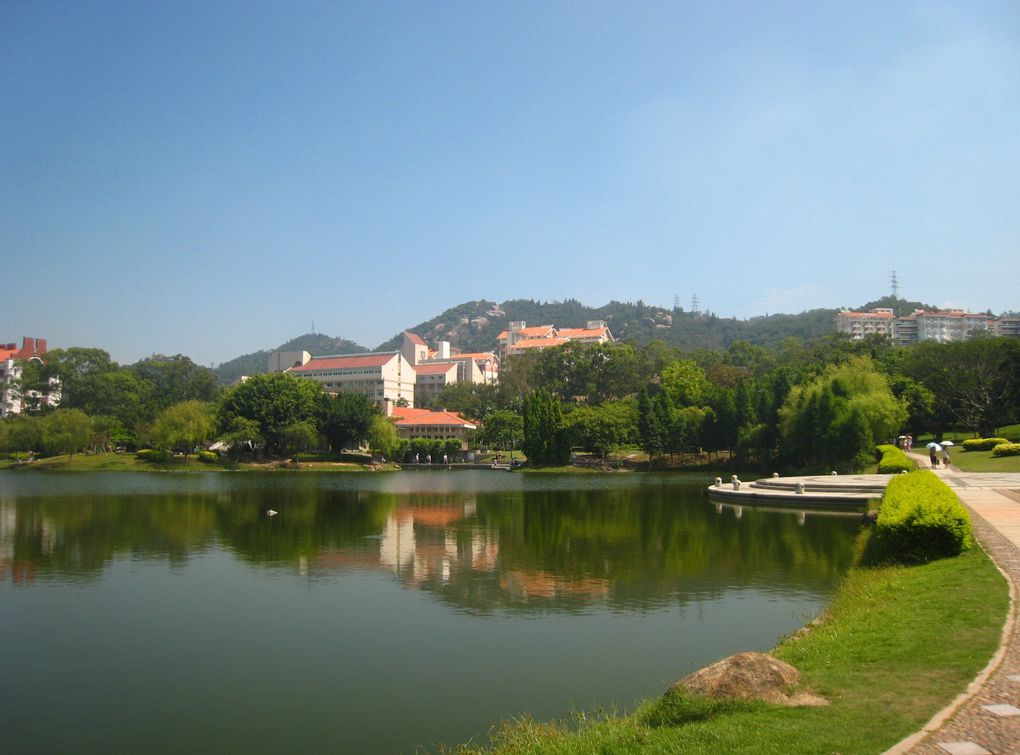 Xiamen University (Xiamen Daxue 厦门大学 ou Xia Da pour les locaux) est réputée pour avoir le plus beau campus universitaire de toute la Chine. C'est sûr que même à côté de Lille 1 il n'y a pas photo. Enfin si justement, plein de photos po