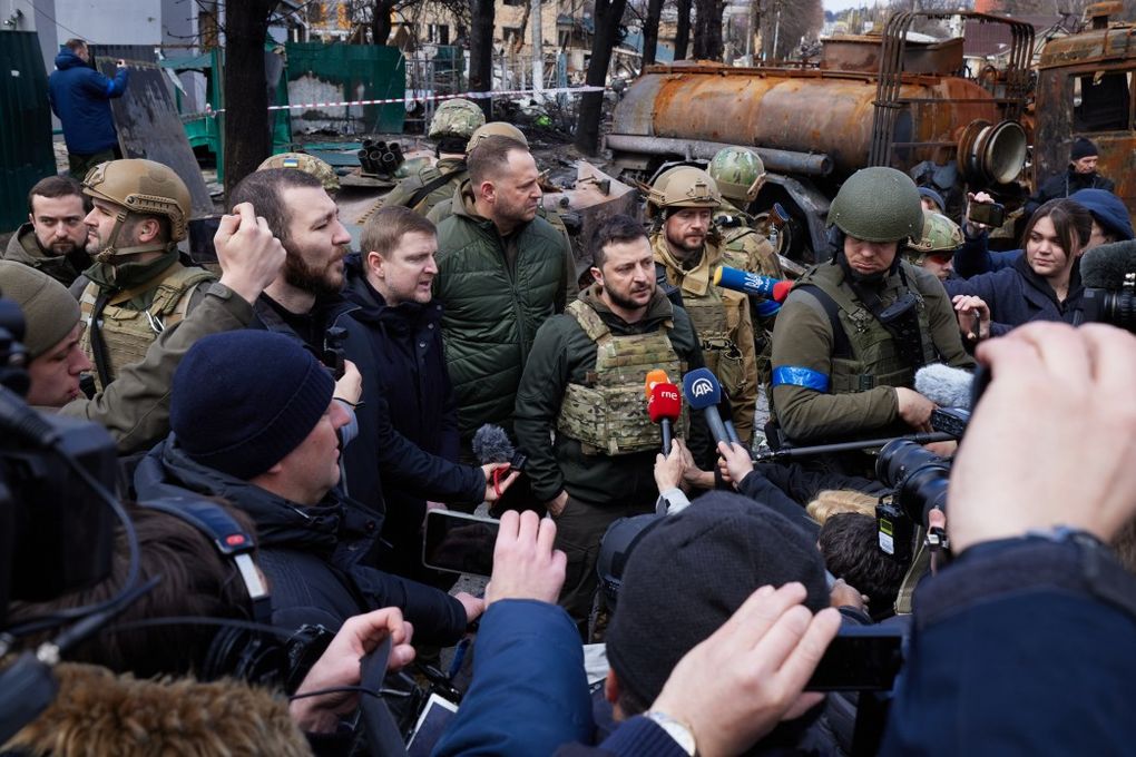 Volodymyr Zelensky visitó la ciudad de Bucha en la región de Kiev