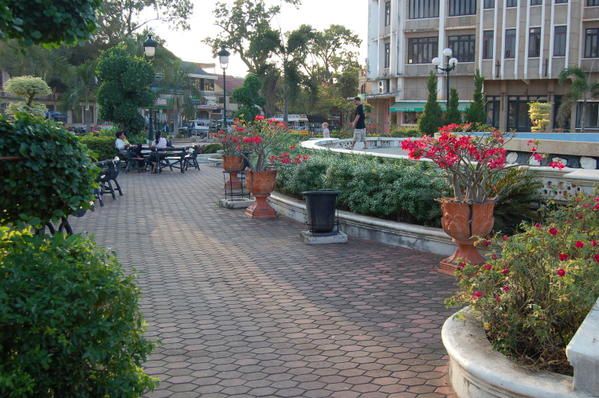 A Vientiane,l'équipe de l'AMLF a continue d'oeuvrer; continu à donner des cours de formation de perfectionnement en médecine, et en droit de la santé; l'hopital Mahosot (Vientiane). La rencontre de fin de mission  s'est déroulée; à Tam Nak Lao merveilleusement comme autrefois.