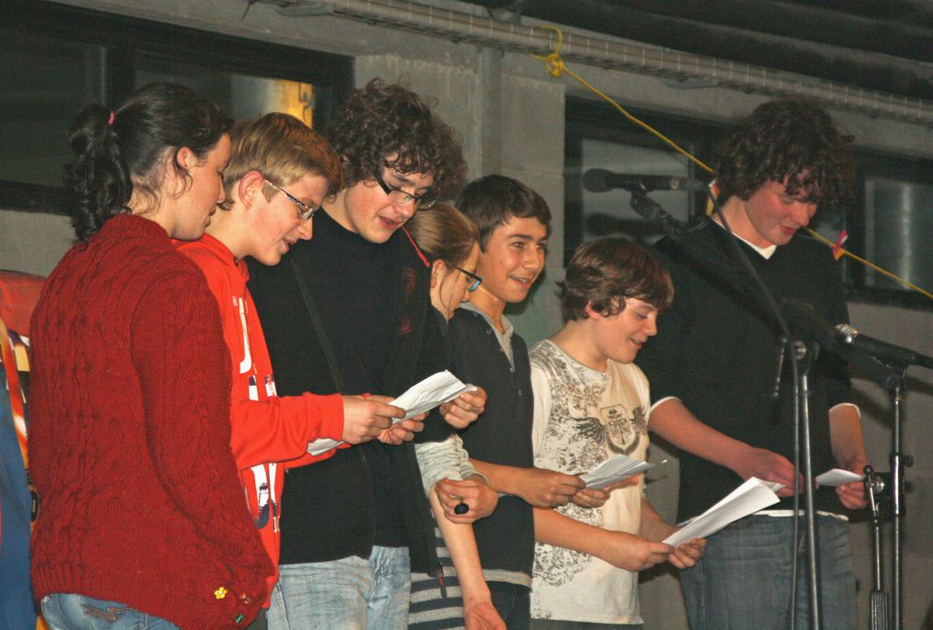 Vues prises pendant la première heure de la fête organisée par le Skolaj Diwan Liger-Atlantel de Saint-Herblain le 18 décembre 2012. Voir aussi le site du collège, plus complet.