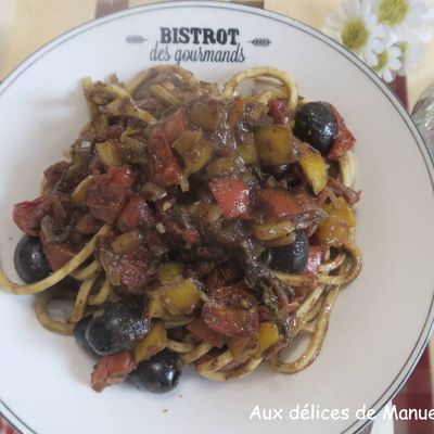 Spaghetti aux poivrons, tomates, olives et anchois 